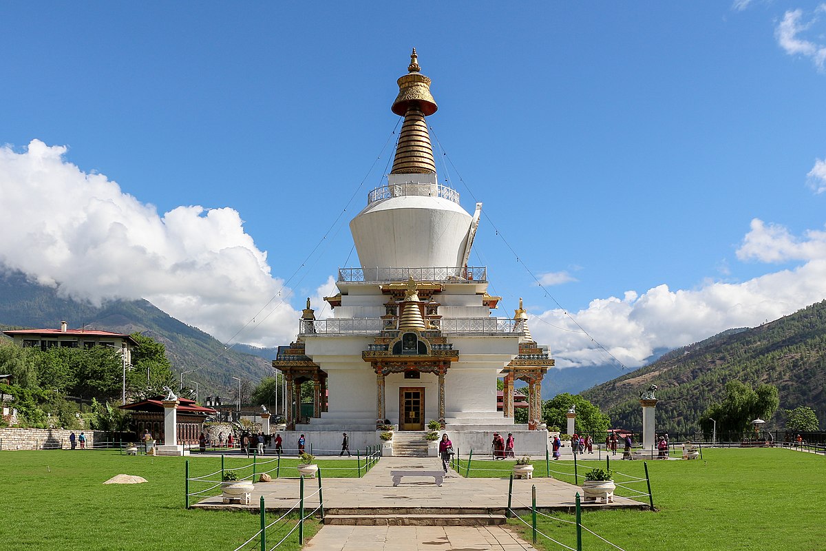 https://upload.wikimedia.org/wikipedia/commons/thumb/3/3d/National_Memorial_Chorten%2C_Thimphu_01.jpg/1200px-National_Memorial_Chorten%2C_Thimphu_01.jpg